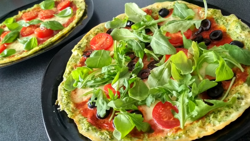 Kombinace mozzarelly, černých oliv, rajčat a rukoly Brokolicová pizza – recept