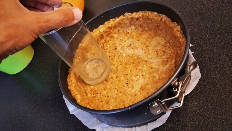 Korpus upěchujeme na dno formy i po obvodu. Citronový cheesecake – svěží a lehký dort