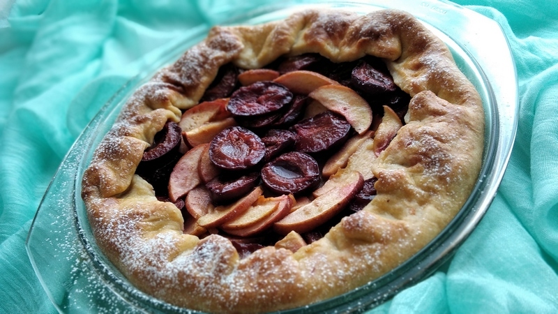 Švestkový a jablečný koláč – recept 