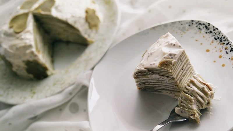 Palačinkový dort Matcha Tea  s jogurtovo-smetanovou náplní  a bílou čokoládou
