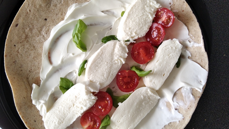 Wrap s mozzarellou, rajčaty a bazalkou Plněný wrap