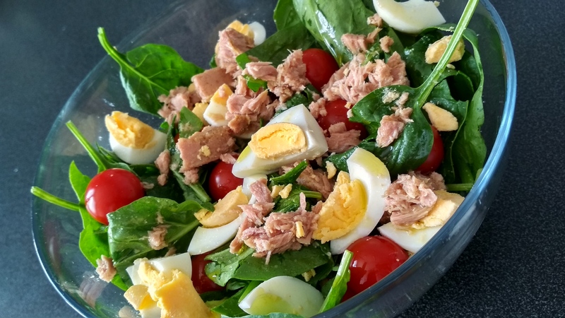 Zeleninový salát s tuňákem a vejci je vždy tou správnou volbou, když není čas na vaření. images/blog/zeleninovy_salat_s_tunakem_vajickem_text_1.jpg